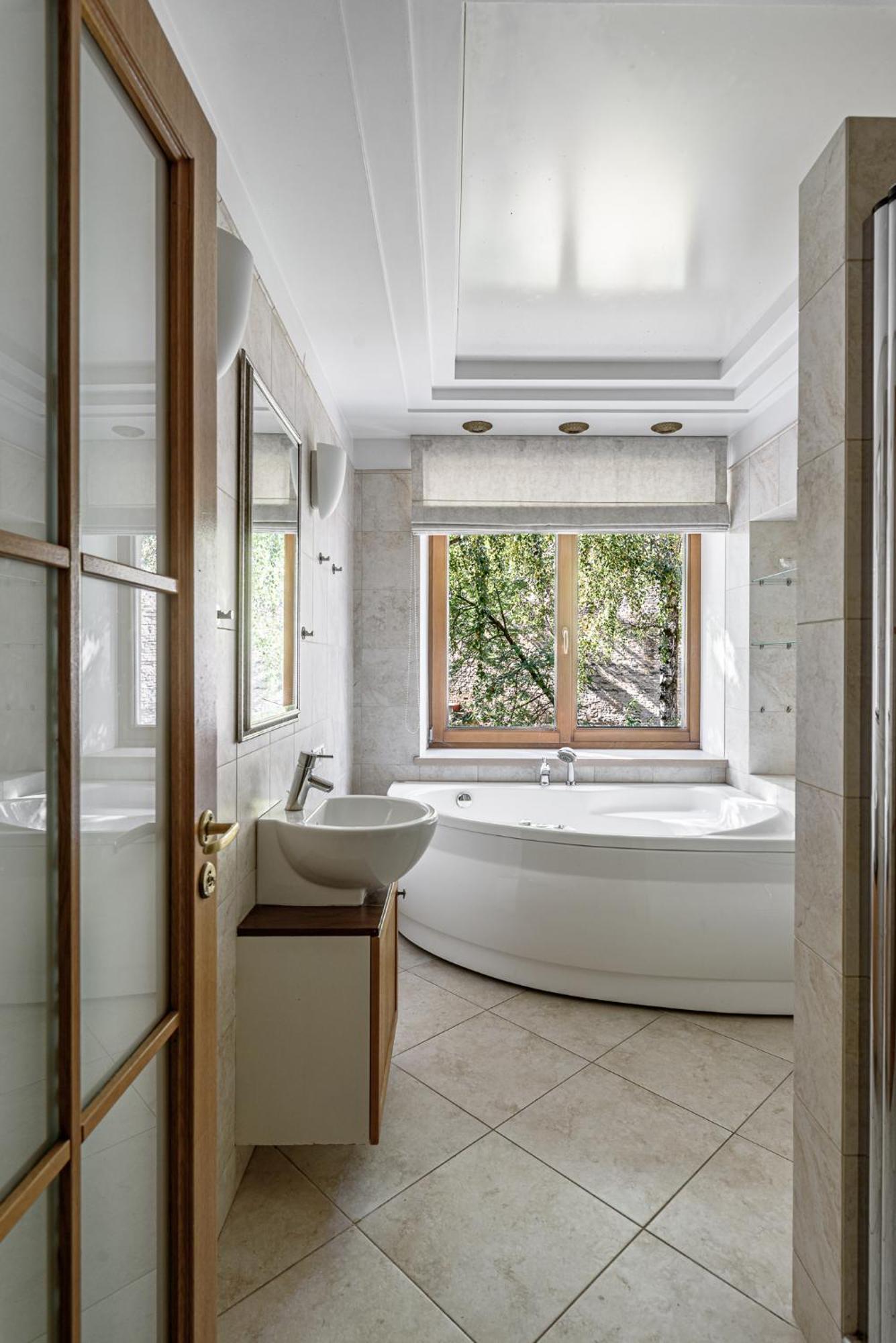 Jacuzzi X Free Parking X Self Check-in 24x7 By H&h Apartamento