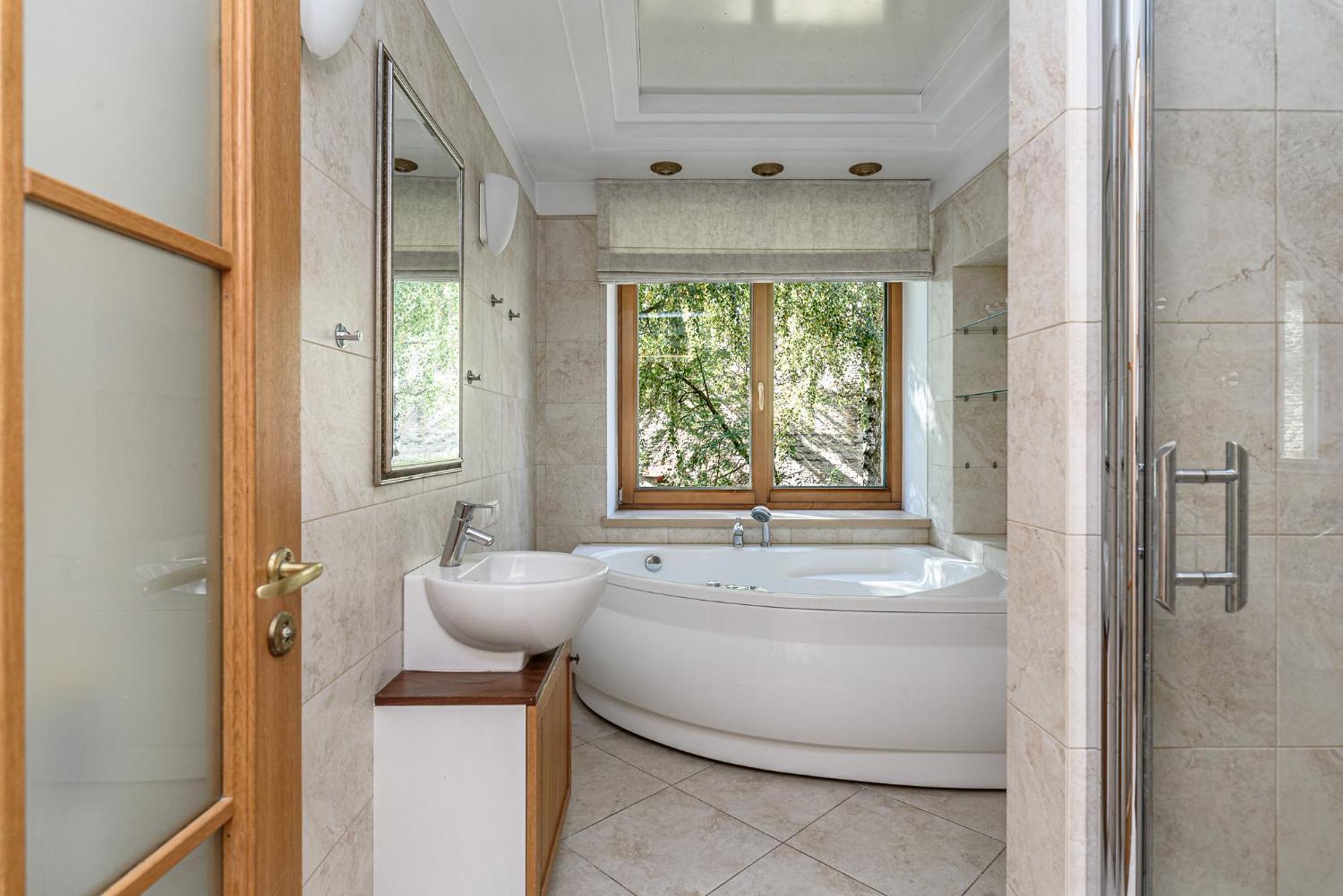 Jacuzzi X Free Parking X Self Check-in 24x7 By H&h